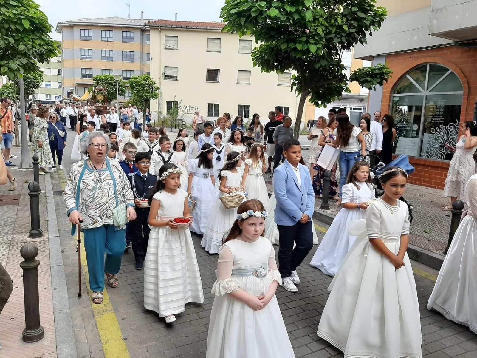 Cientos de personas festejan el Corpus en Lugones: la procesión y las alfombras, en imágenes
