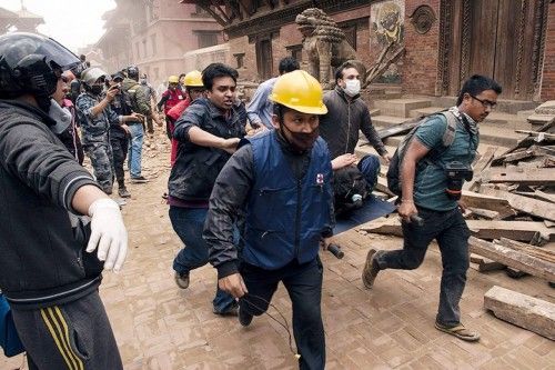 Equipo de rescate llevando a una persona herida en Katmandú