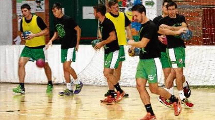 Els jugadors del Bordils en un entrenament d&#039;aquesta temporada, al pavelló Blanc-i-Verd.