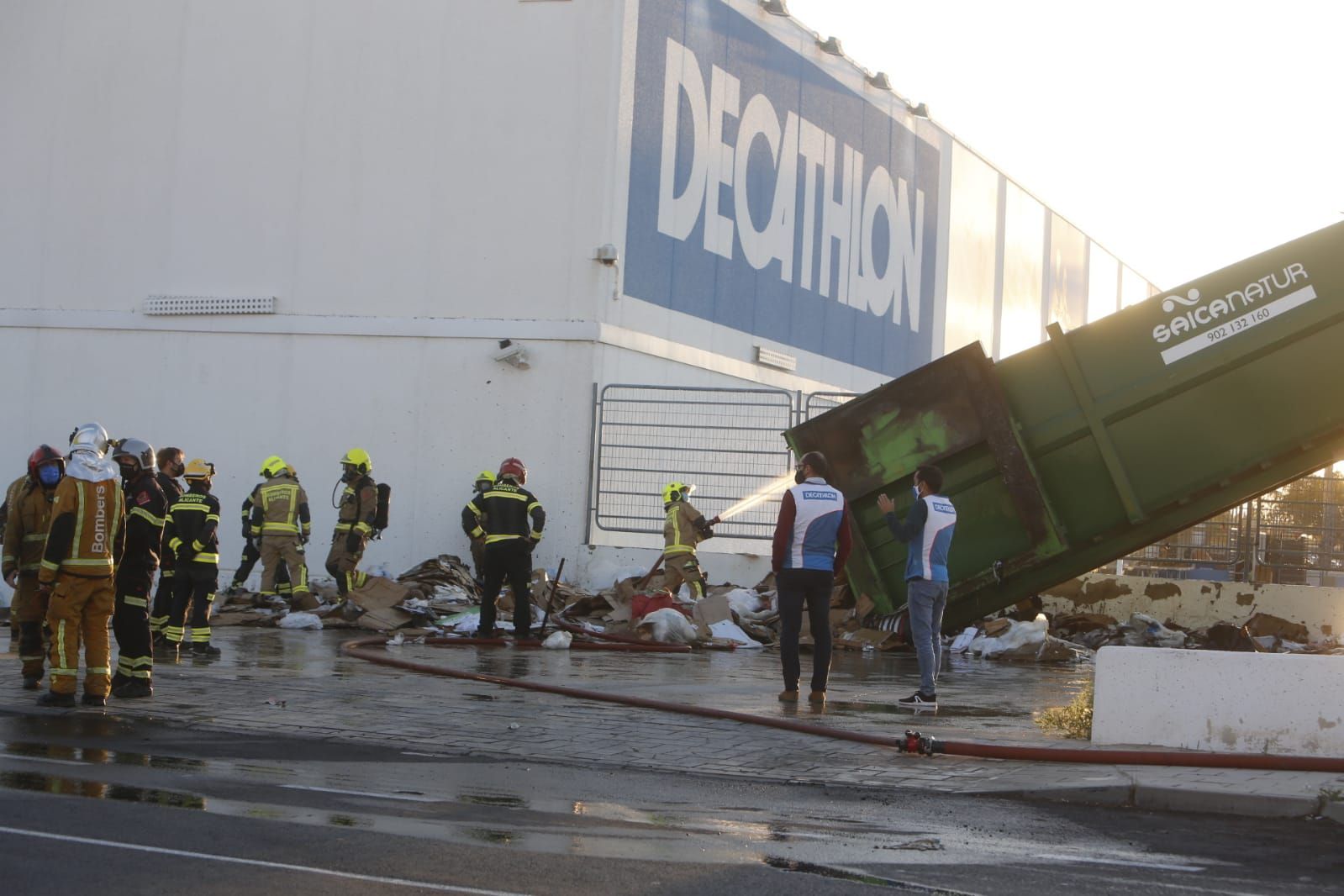 Los bomberos sofocan un incendio en Decathlon Alicante