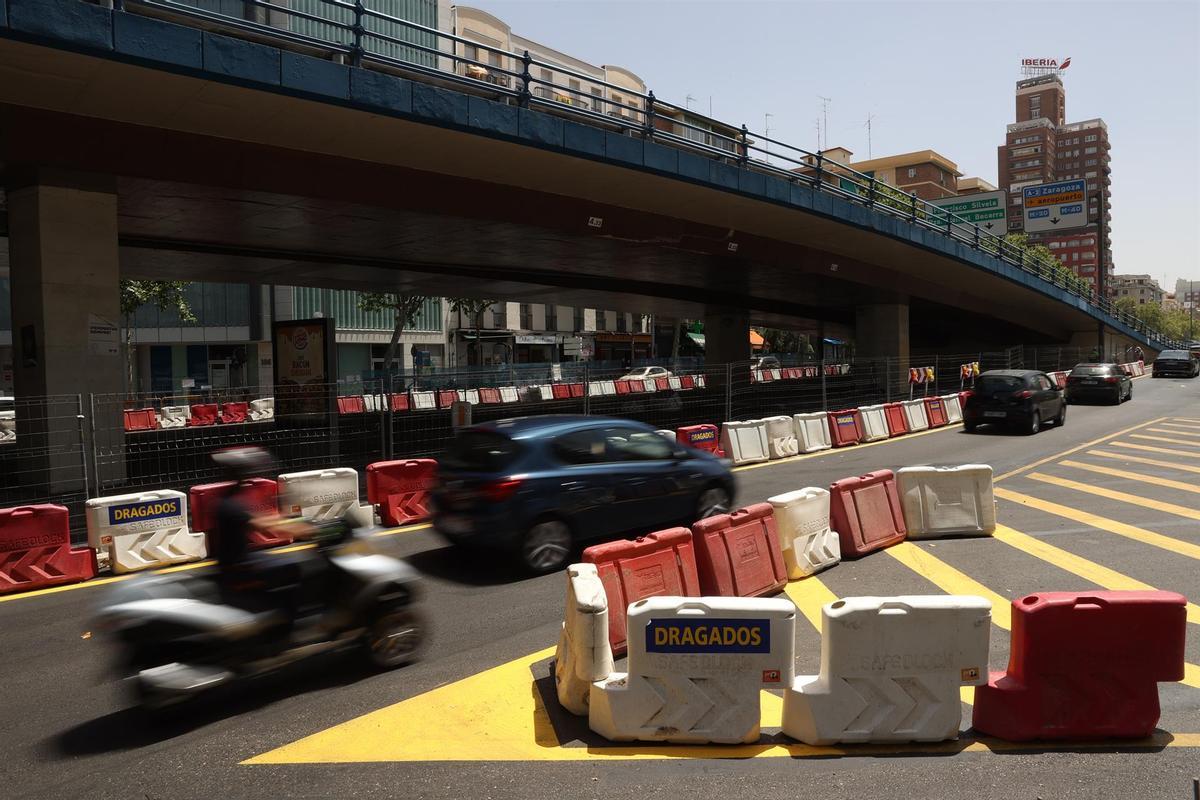 Inico del desmontado del puente de Joaquín Costa en 2020.