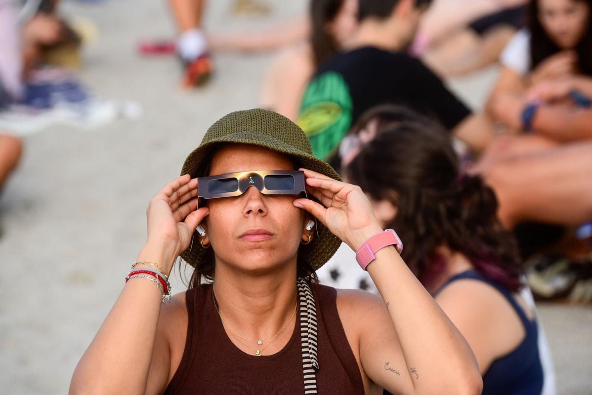 Más de 225.000 personas vivieron el eclipse solar total en las calles de la ciudad Más de 225.000 personas vivieron el eclipse solar total en las calles de la ciudad