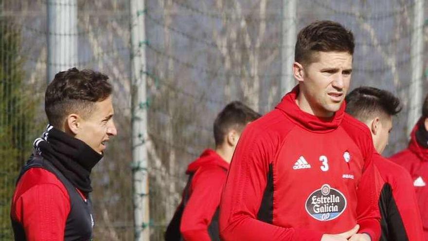 Andreu Fontás, en el centro, ayer, durante el entrenamiento del Celta en A Madroa. // Alba Villar