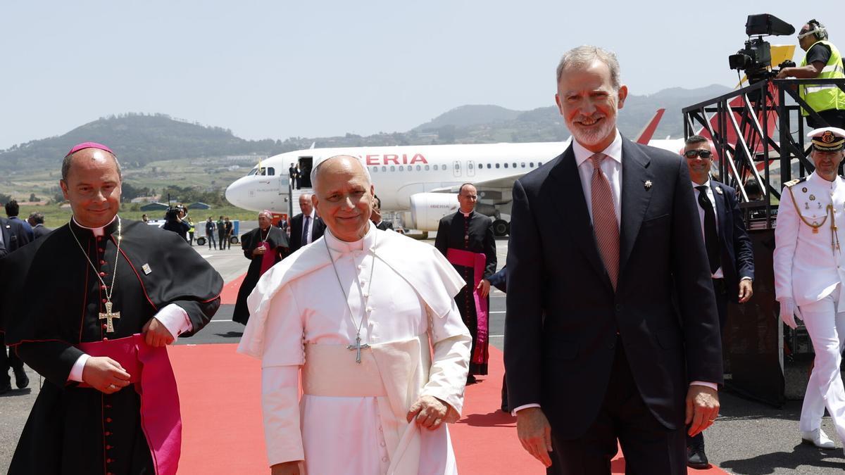 El Rey Felipe VI y el Papa León XIV durante la celebración de la ceremonia oficial de despedida al Papa León XIV, a 12 de junio de 2026, en San Cristóbal de La Laguna, Santa Cruz de Tenerife, Islas Canarias (España). Este acto institucional en el Aeropuerto Internacional de Tenerife Norte-Los Rodeos, desarrollado ante las máximas autoridades políticas y eclesiásticas antes de su partida en avión hacia Roma a las 15:00 horas, pone fin a su histórico y multitudinario viaje apostólico de dos semanas por territorio español. 12 JUNIO 2026;REY;PAPA;VISITA PAPAL;FALCON;AVIÓN; Casa de S.M. el Rey 12/06/2026. Rey Felipe VI;Papa León XIV;Casa de S.M. el Rey;