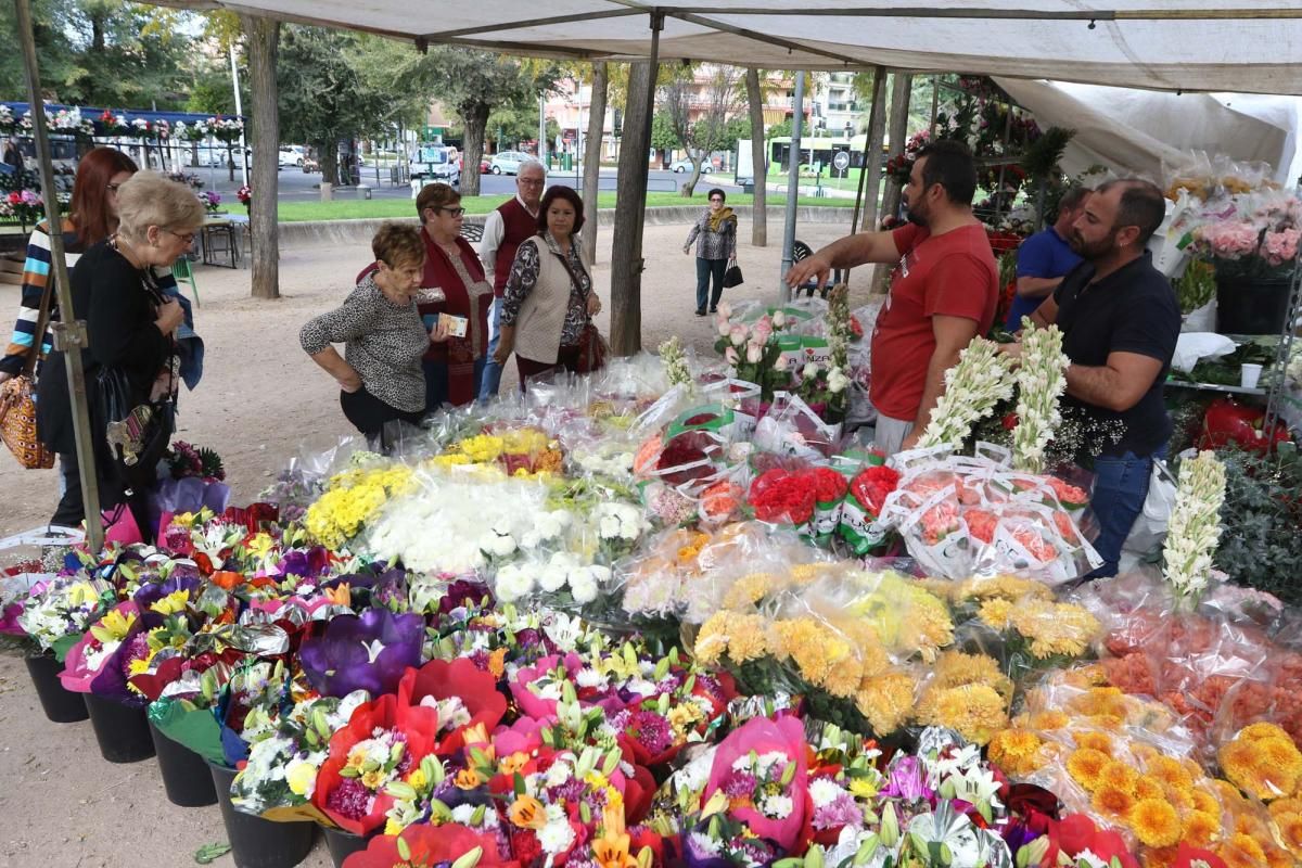 Los cordobeses acuden a los cementerios en la festividad de Todos los Santos