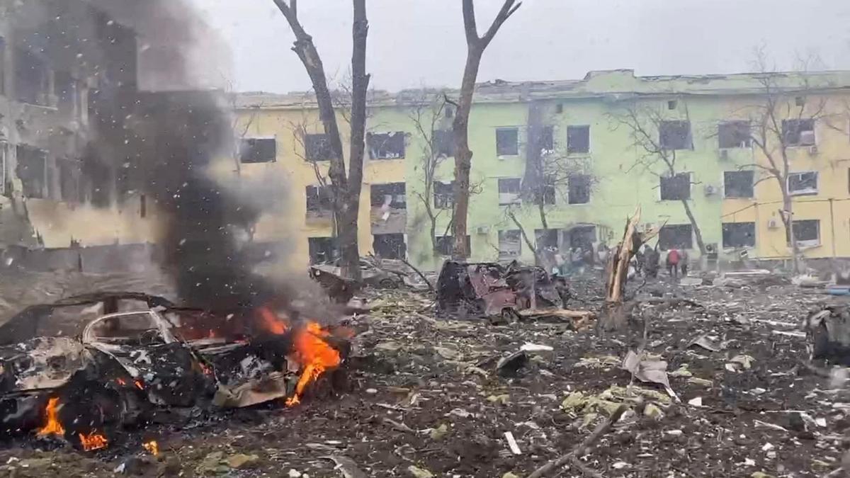 Coches incendiados tras el ataque ruso a un hospital infantil en Mariúpol.