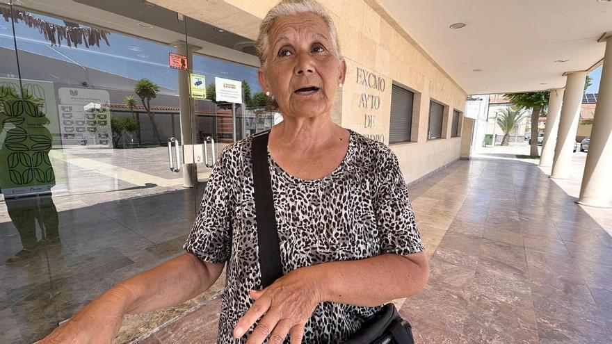 El alcalde, el juez de paz (padre del alcalde) y el cura le 