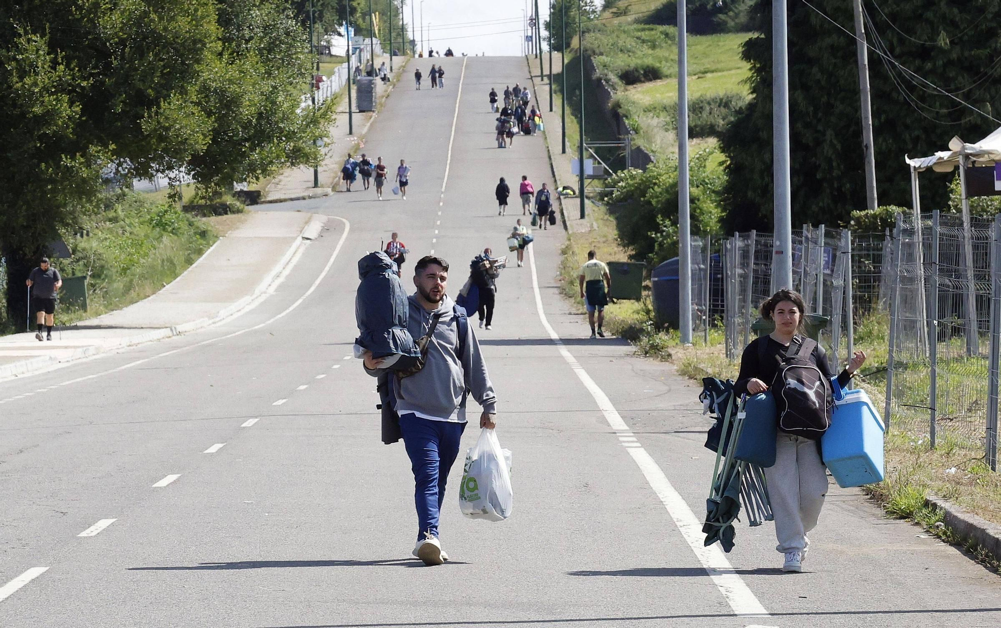 Vuelta a la realidad, paso a paso y mochila a cuestas: los campistas abandonan el Monte do Gozo