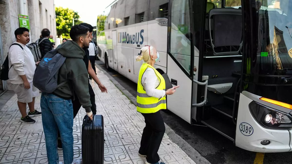 Casi 90 buses con 600 expediciones al día 'salvan' hoy el corte de Rodalies en Roda de Berà