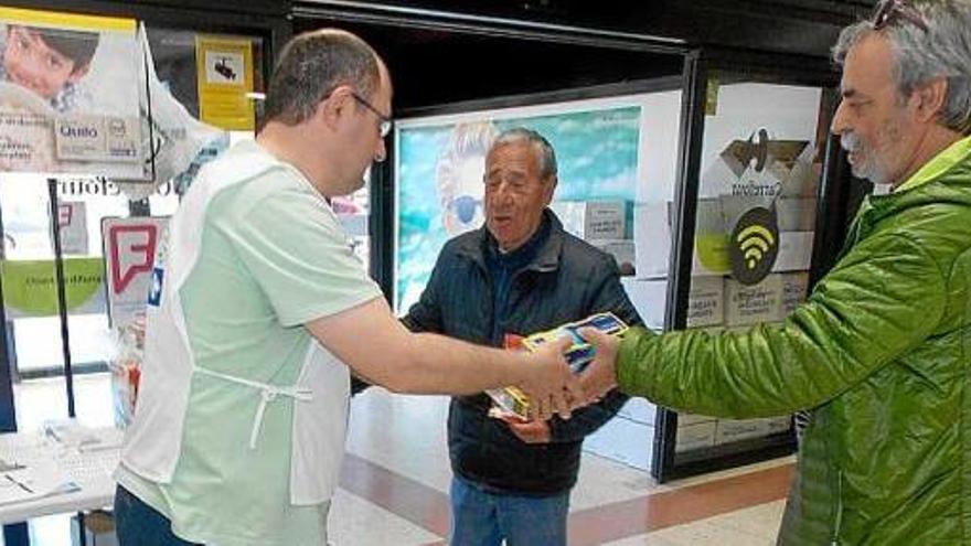 Un client donant productes ahir al Carrefour dels Trullols de Manresa