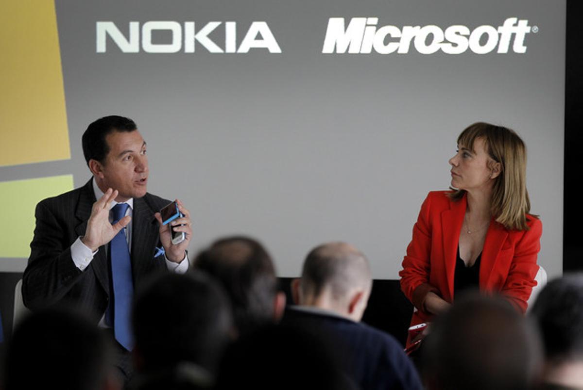 Alberto Maltrone, director general de Nokia Iberia, i Maria Garaña, presidenta de Microsoft Iberica, durant la presentació dels Nokia Lumia 800 i 710, amb sistema operatiu Windows Phone.
