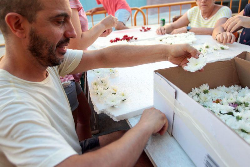 Preparación de las carrozas para la Batalla de Flores