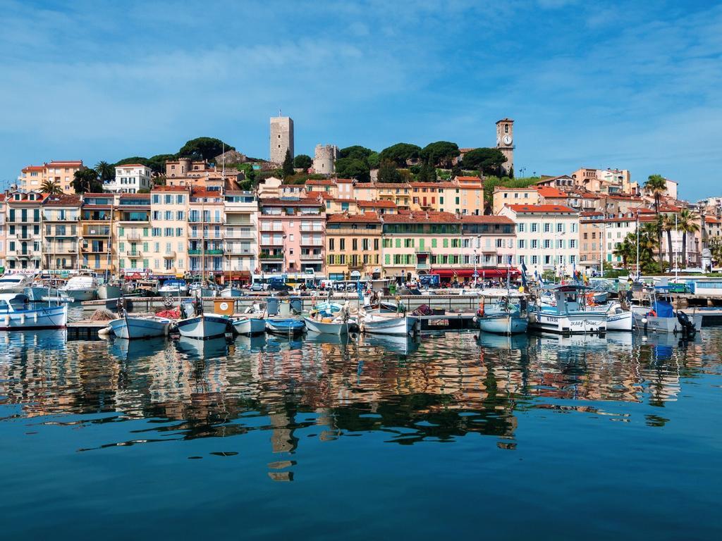 Vista del puerto de Cannes, con el campanario de la igelsia de Notre-Dame d'Espérance de fondo