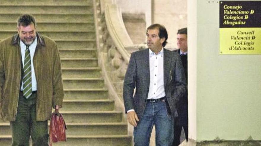 Javier Palacio, a la derecha de la imagen, al lado del letrado Alejandro Bas. Detrás, Vicente Grima, abogado de Alperi, ayer en el TSJ.