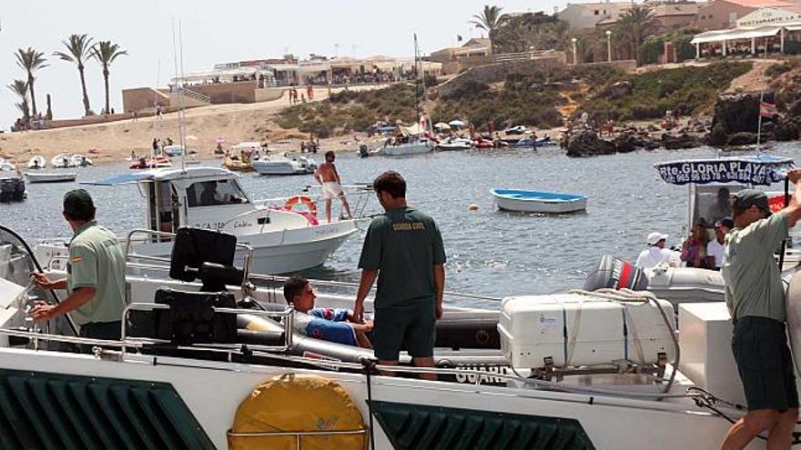 El inmigrante que rescató un pesquero, sentado en la patrullera de la Guardia Civil, antes de su traslado de Tabarca a Santa Pola.