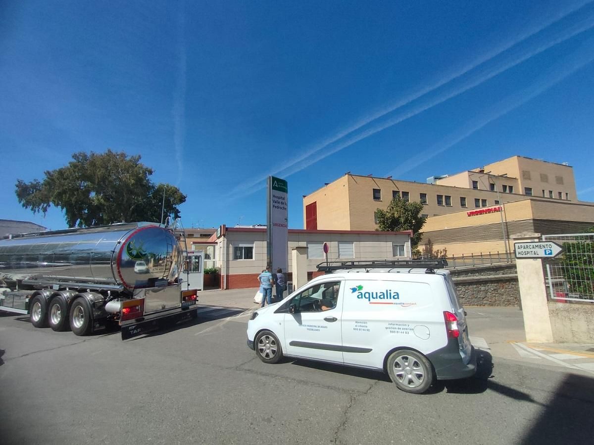 Entrega de agua de un camión cisterna de Aqualia en el Hospital de Pozoblanco.