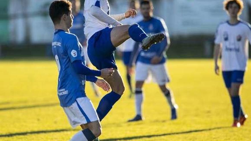 Cali trata de hacese con el balón ante Coutado.