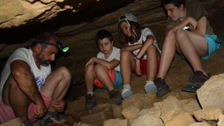 Dentro de la cueva observando una caja-nido, ayer.