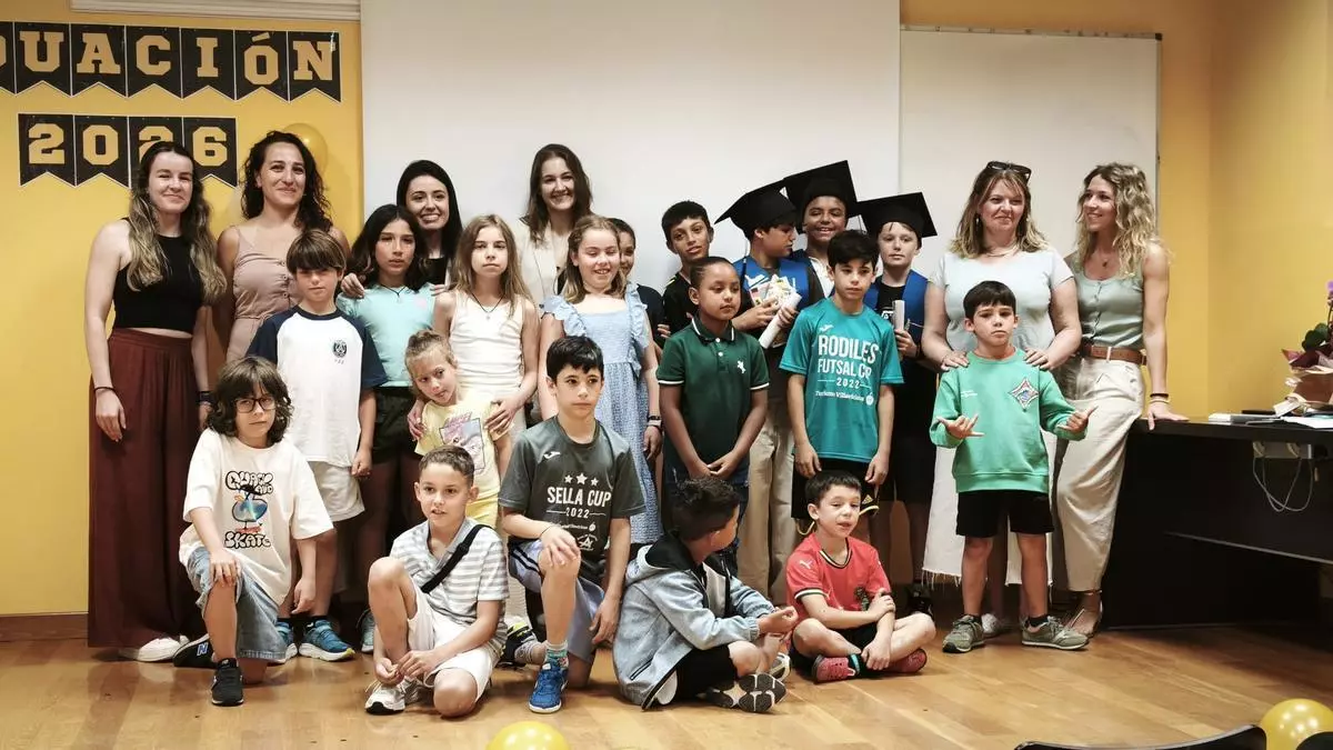 Las despedidas y los agradecimientos y la emoción marcan el último día de curso en el colegio Matemático Pedrayes de Llastres
