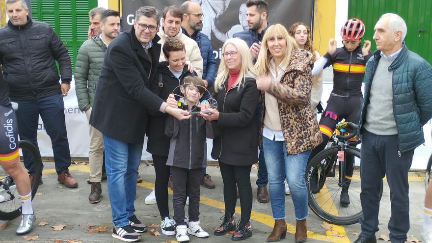 Homenaje a Guillem Timoner en la Challenge Ciclista Mallorca femenina en Felanitx