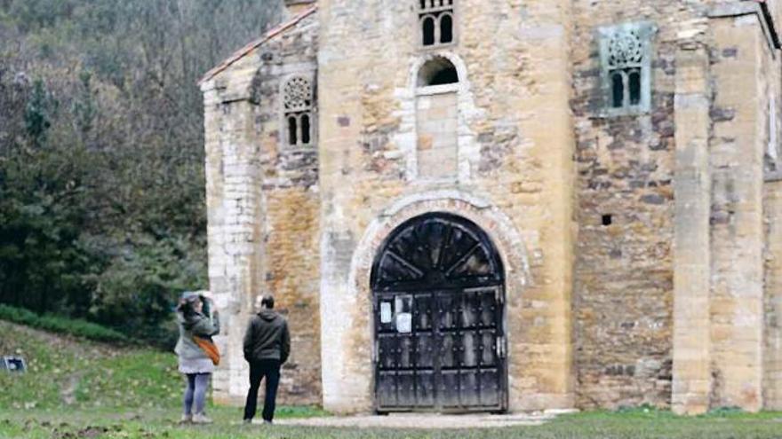 Puerta de San Miguel de Lillo, que será sustituida con la rehabilitación.