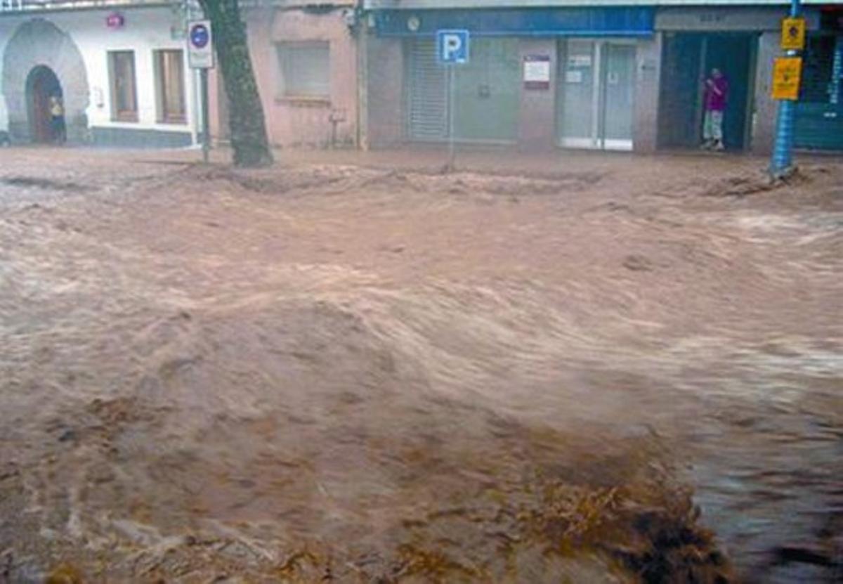 La riera d’Arenys de Munt, a punt de desbordar-se, ahir a mitja tarda. La riera d’Arenys de Munt, a punt de desbordar-se, ahir a mitja tarda.