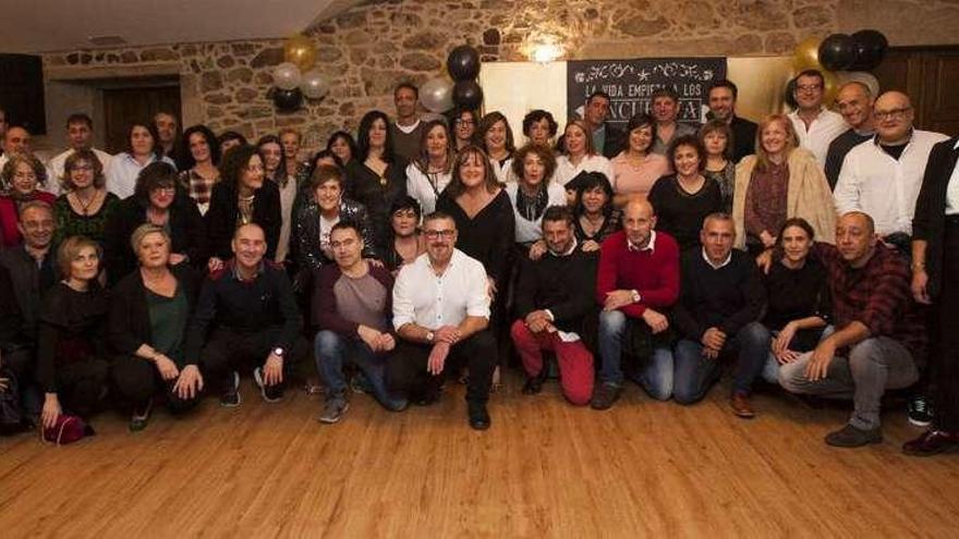 Foto de grupo de nacidos en 1968 que celebraron juntos sus 50 años. Abajo, el centenario Manuel Muiños Bahamonde, con el alcalde. // Bernabé/Cris M.V.