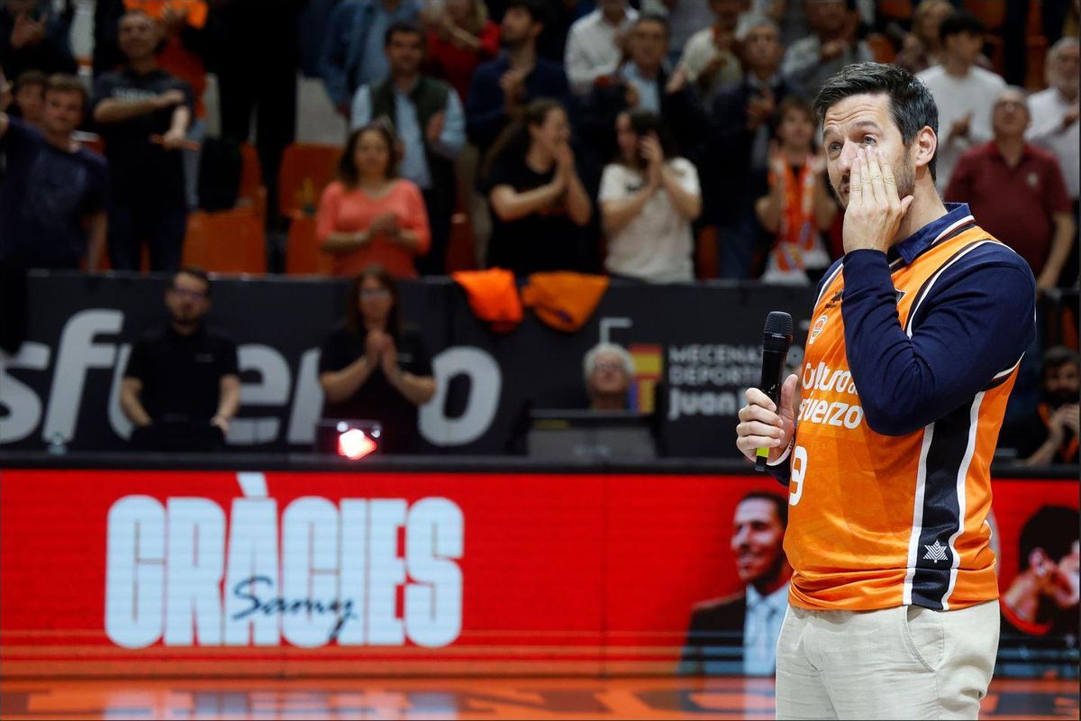 Sam Van Rossom, durante el acto de retirada de su camiseta en La Fonteta.
