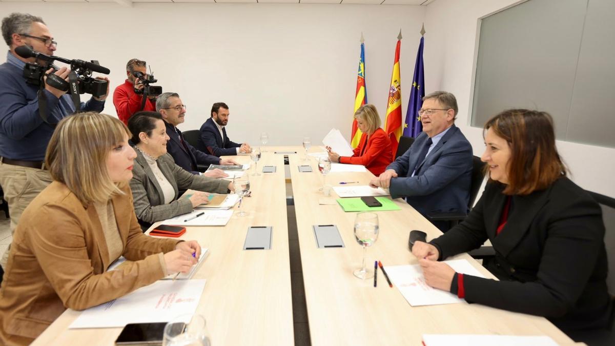 Un momento de la reunión para abordar el envío de ayuda humanitaria a las zonas afectadas por el terremoto.