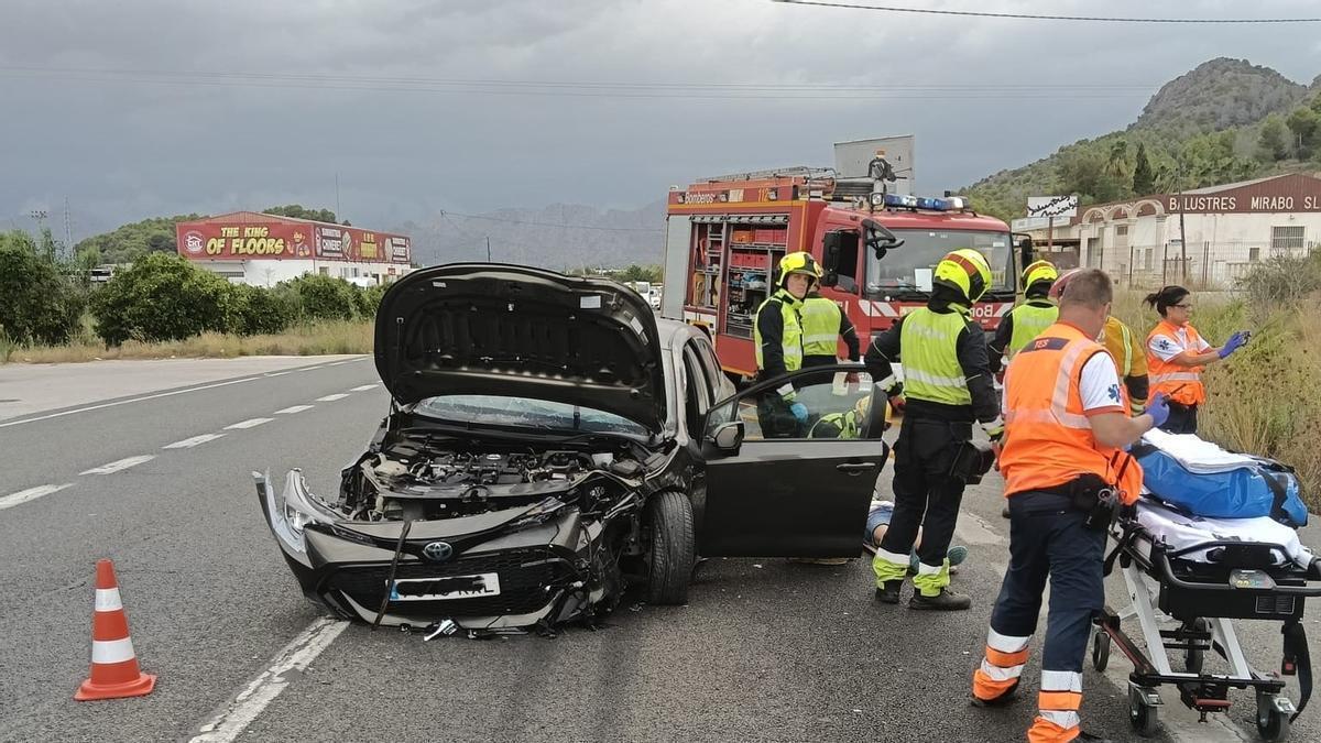 Los bomberos han tenido que liberar a la mujer que iba en el coche que ha quedado más dañado por el impacto