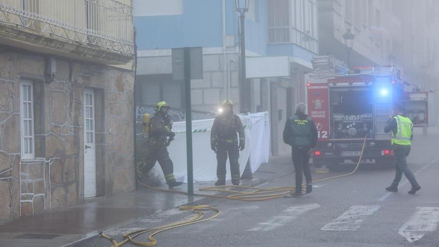 Los bomberos, en pleno trabajo esta mañana.