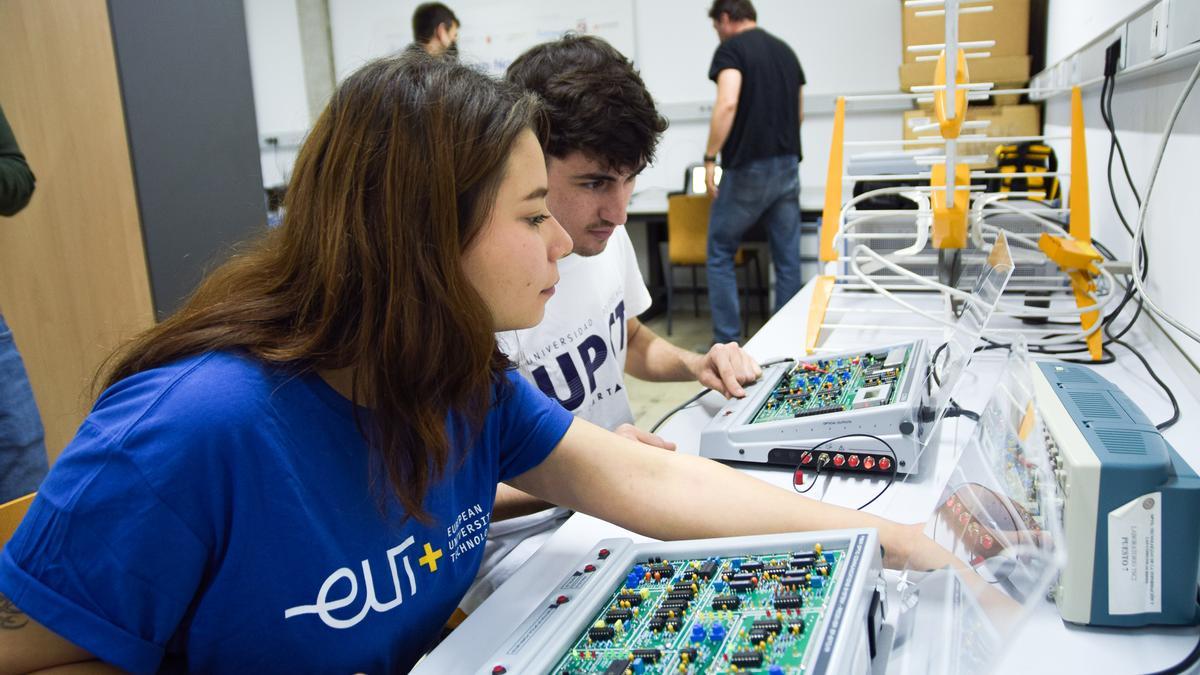 Estudiantes de la Universidad Politécnica de Cartagena en un laboratorio de la Escuela de Telecomunicación.