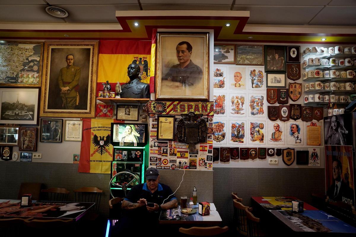 Pared repleta de simbología franquista en el bar 'Una, grande y libre' de Usera, conocido como el 'chino facha'.