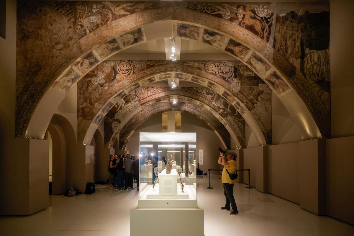El grup d’experts que ha d’analitzar el trasllat de les pintures de Sixena exposades al MNAC El grup d’experts que ha d’analitzar el trasllat de les pintures de Sixena exposades al MNAC