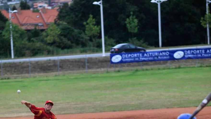 Un lanzamiento en un partido en el Europeo de 2011 en Gijón.