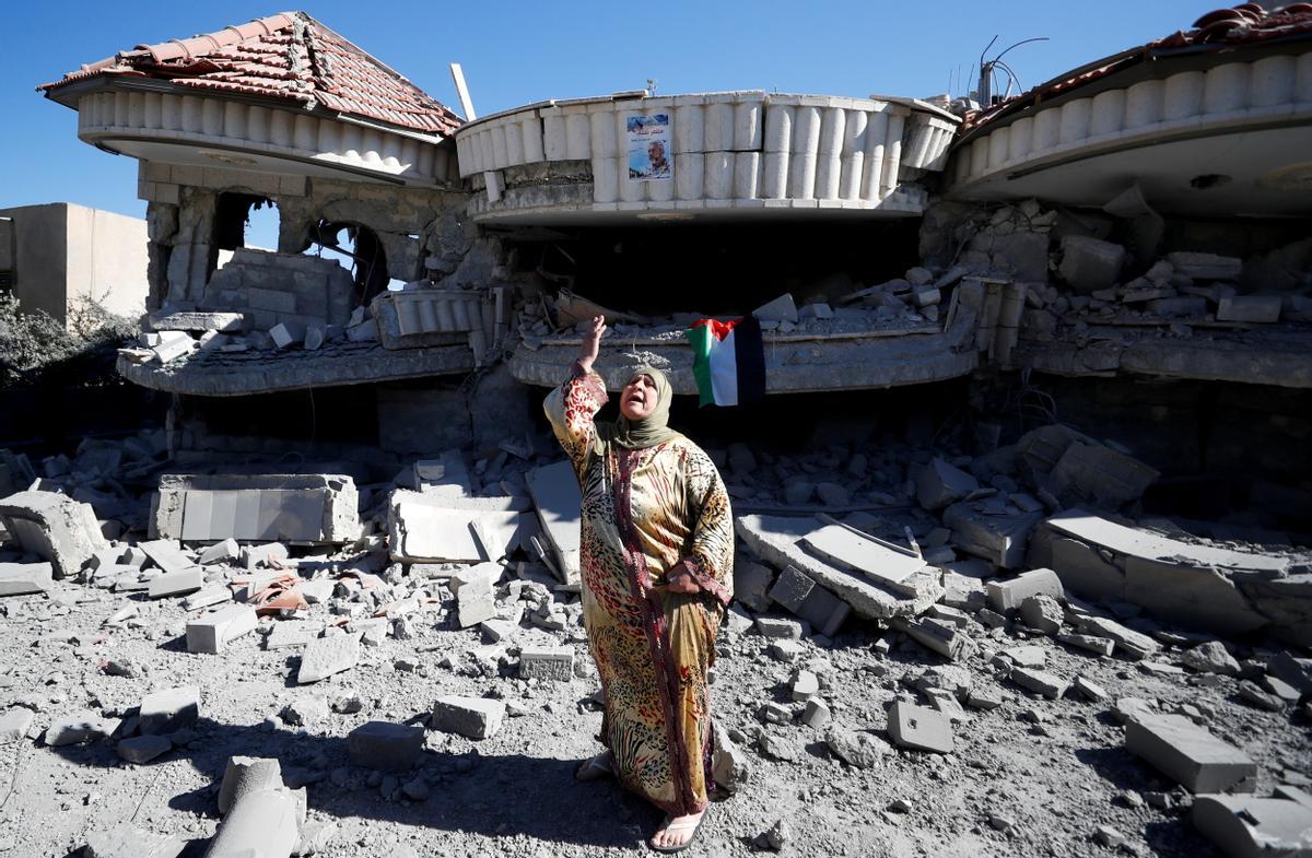 Una mujer hace un gesto junto a la casa del asaltante palestino encarcelado Muntasir Al-Shalabi, después de que las fuerzas israelíes la volaran, en Turmus Aya, cerca de Ramala.