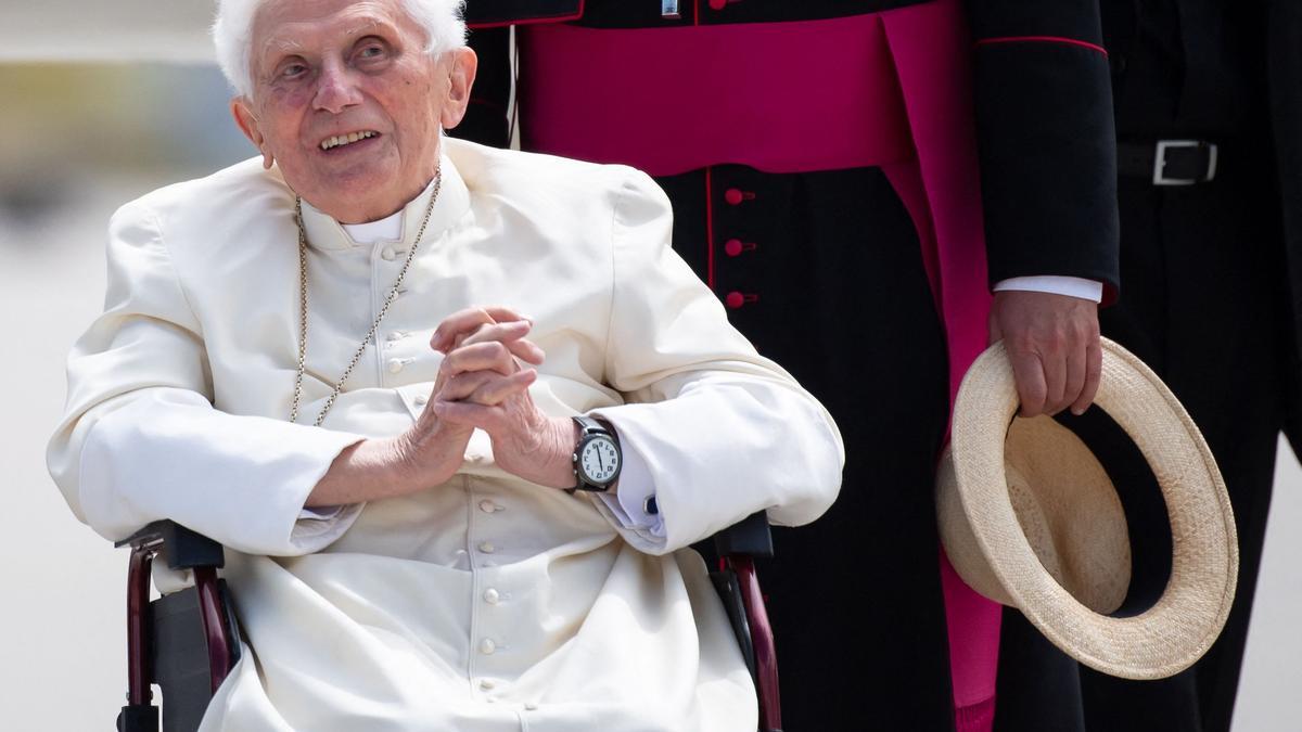 Benedicto XVI saluda en el aeropuerto de Múnich, antes de dirigirse a Roma, en junio del 2020.