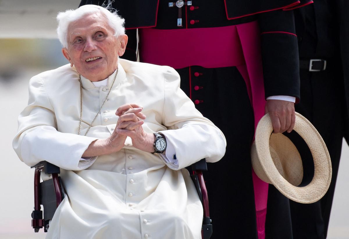 Benedicto XVI saluda en el aeropuerto de Múnich, antes de dirigirse a Roma, en junio del 2020.