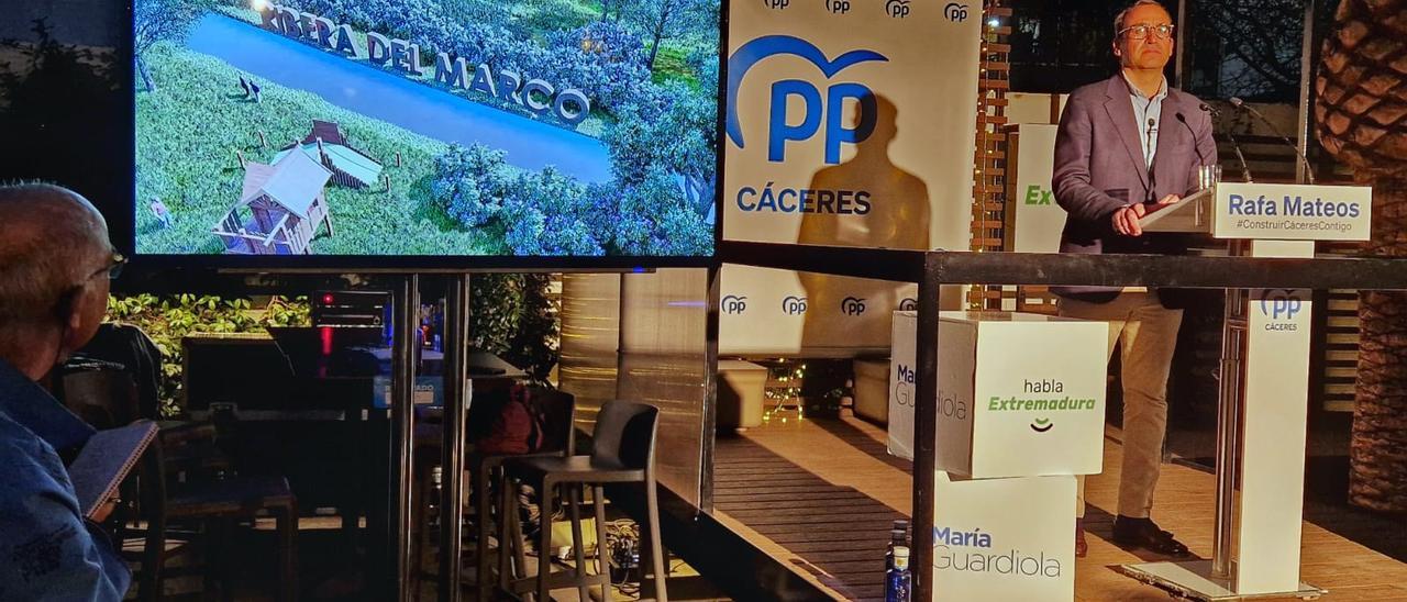 El candidato del PP, Rafael Mateos, y en la pantalla una imagen del proyecto para la Ribera presentado el miércoles.