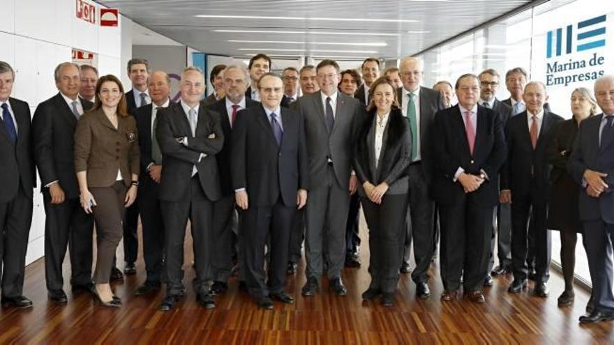 Ximo Puig, en el centro, con la junta directiva del IEF y varios dirigentes de AVE, ayer en la Marina de Empresas.