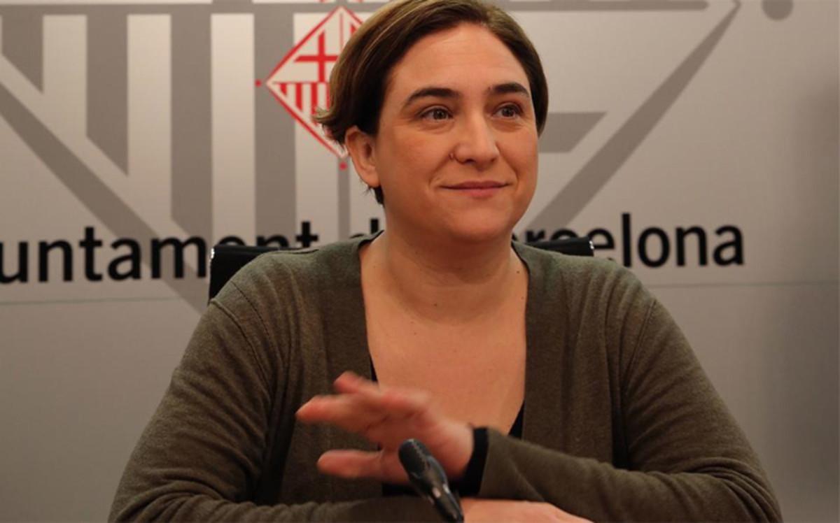 Ada Colau multó a la plataforma que instaló una pantalla gigante para ver a España en Barcelona
