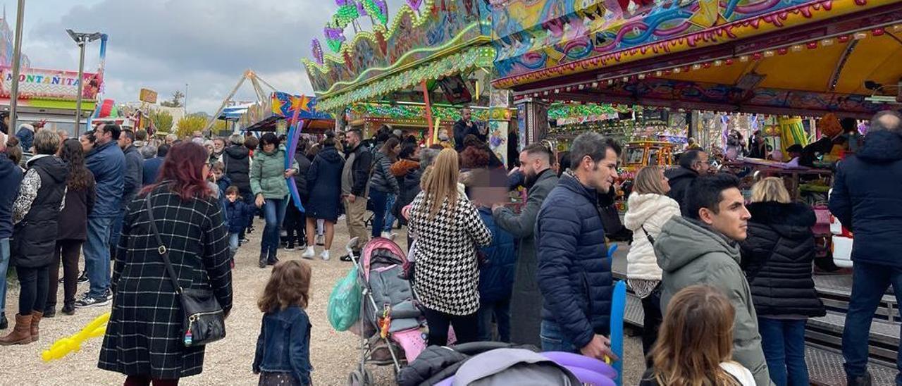 Miles de personas visitando la Feria de la Inmaculada de Elda este jueves al mediodía.