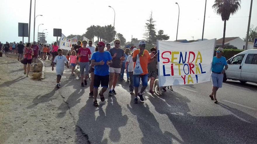 Una marcha reivindica la falta de sendero litoral hasta Benajarafe