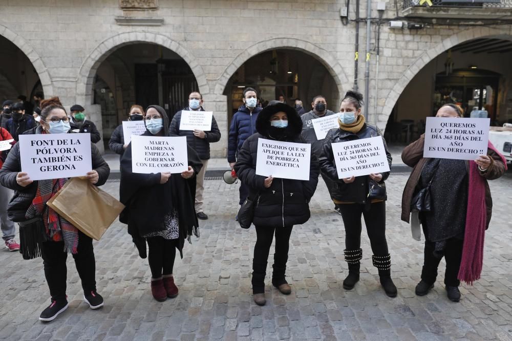 Protesta dels veïns del barri de Font de la Pólvora de Girona pels talls de llum