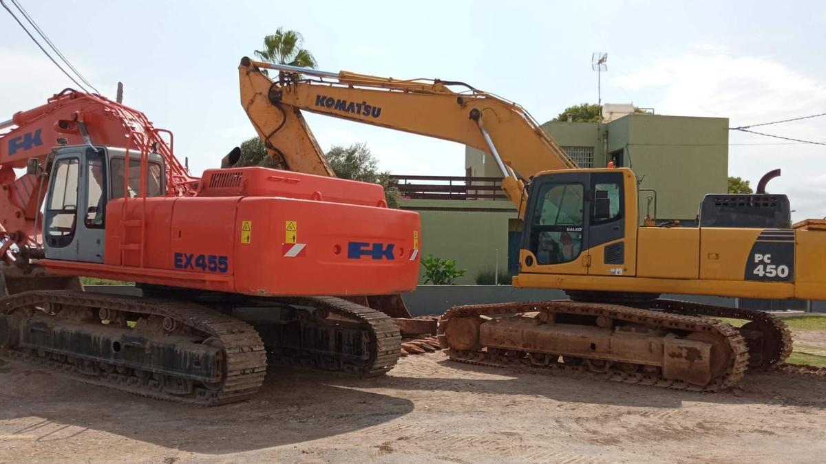 Imagen de dos de las máquinas que intervendrán en la construcción de los espigones de Almenara que ya se encuentran en la zona habilitada en la playa.