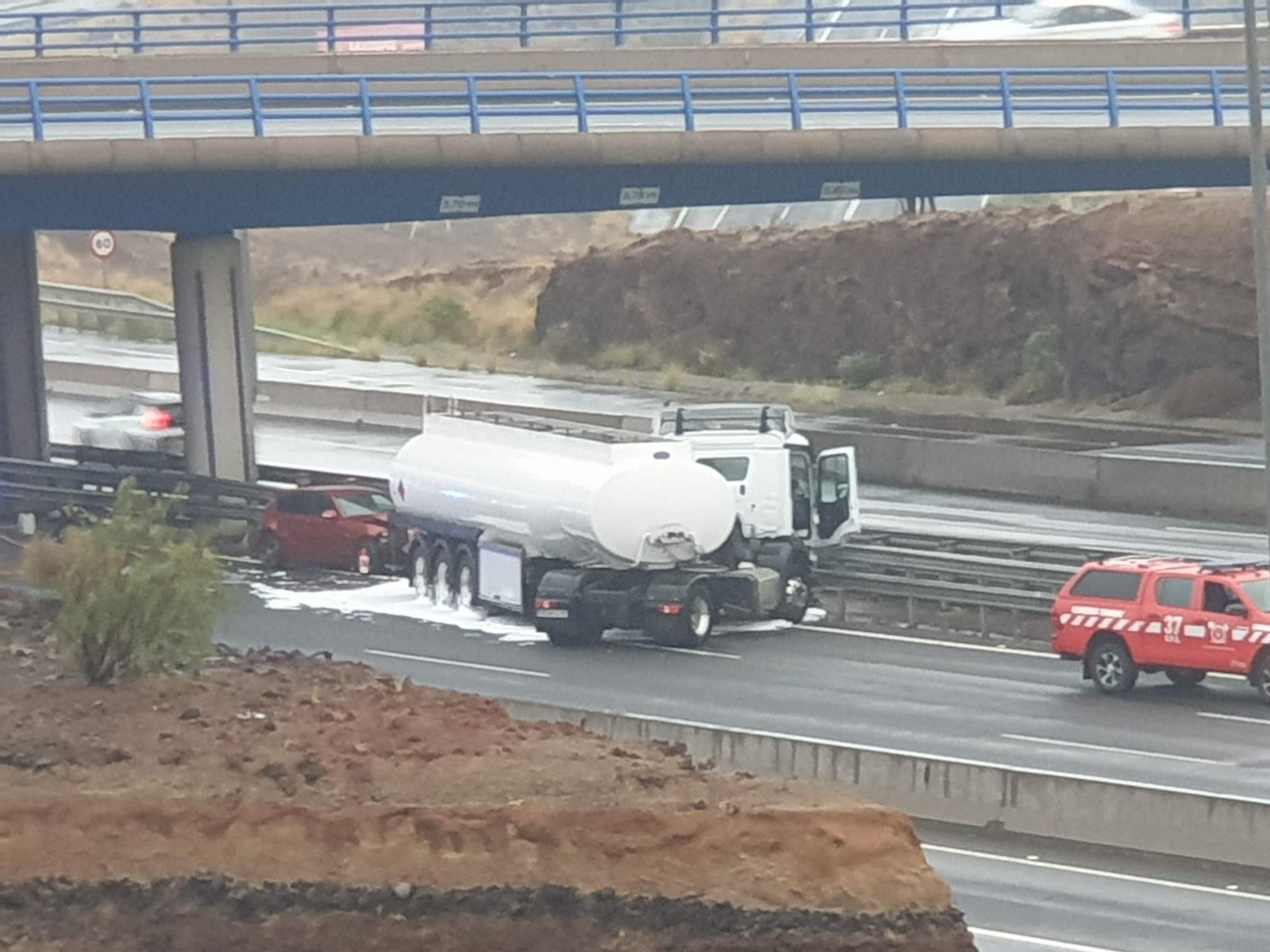 Colisión entre un camión cisterna y un turismo a la altura de Añaza (17/01/2022)