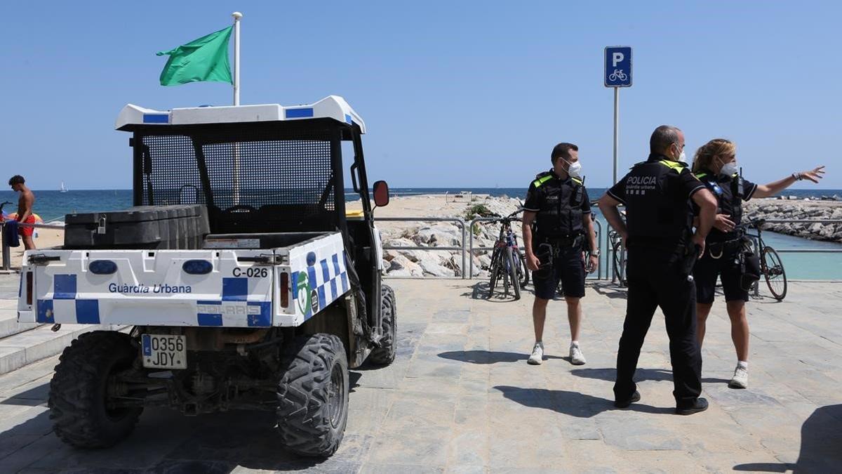 Tres agentes de la Guardia Urbana en la playa del Bogatell de Barcelona, el 11 de julio del 2020