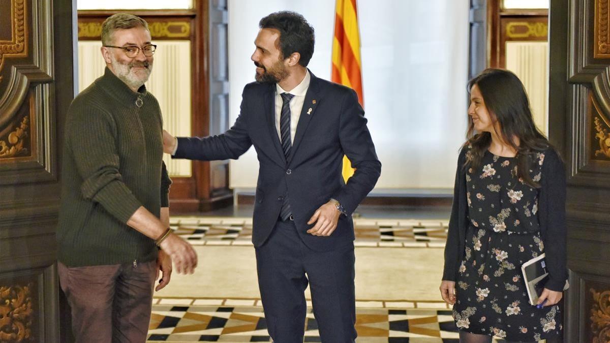 El presidente del Parlament, Roger Torrent, saluda a los diputados de la CUP Carles Riera y Maria Sirvent, este lunes.
