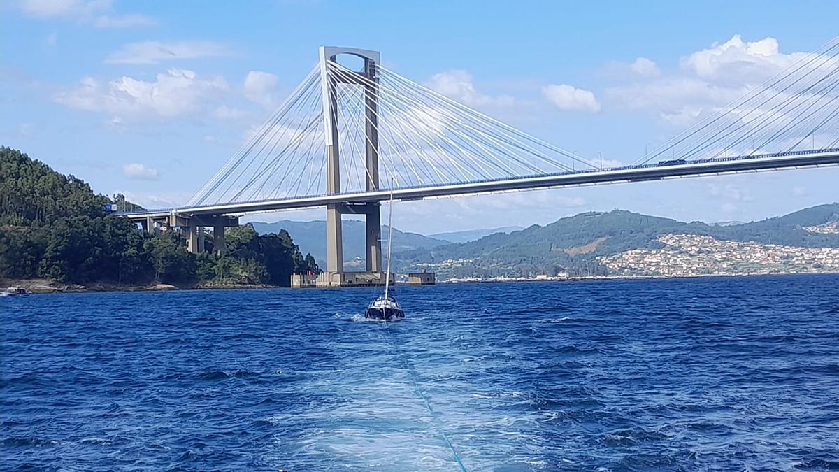 El velero remolcado por la Salvamar Mirach tras quedar a la deriva en la ría de Vigo este domingo.