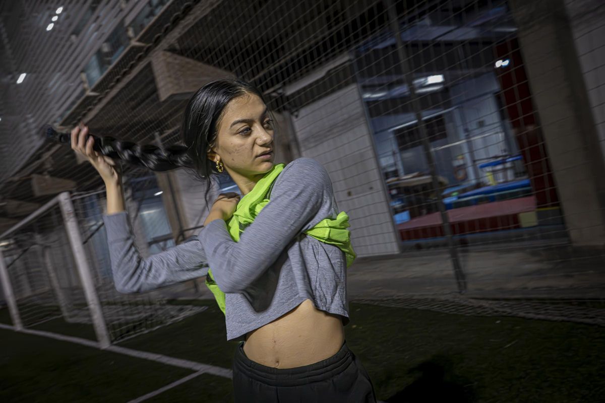 Entrenamiento del primer equipo de fútbol femenino que se crea en el barrio de La Mina